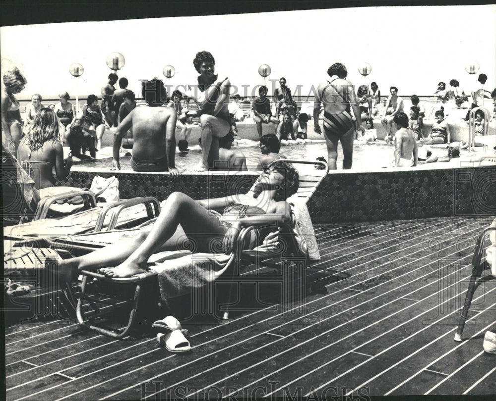 1985 Vacationers shipboard activities Swim - Historic Images