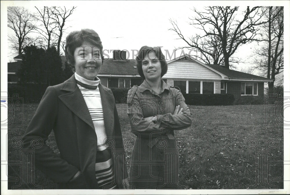 1977 Judy Lahey Cindy Jarvinen - Historic Images