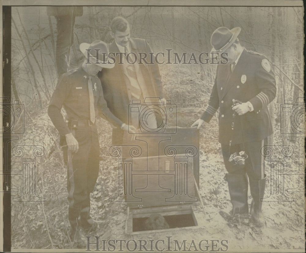 1973 8day prison boy police plywood box - Historic Images