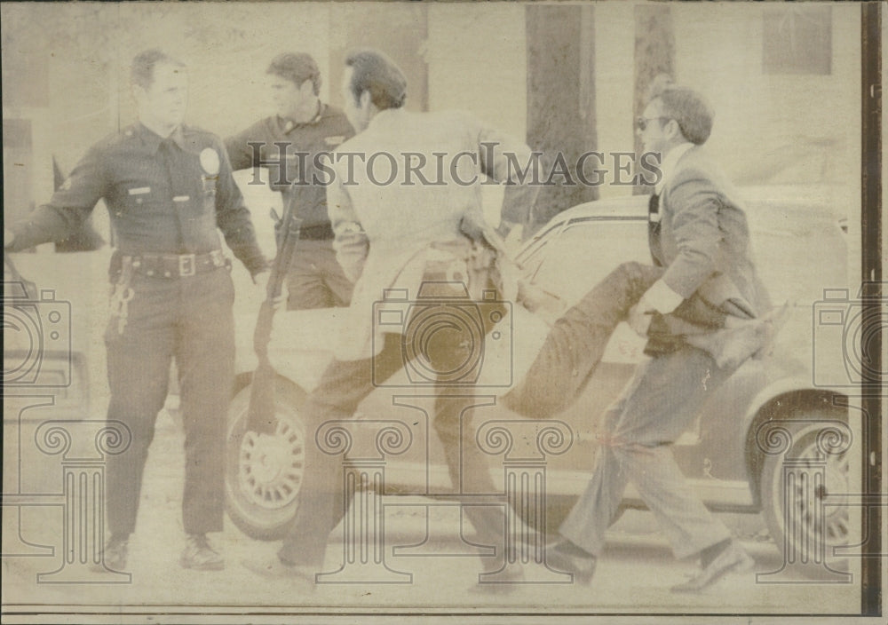 1974 Police Officer Liberation Army Gun - Historic Images