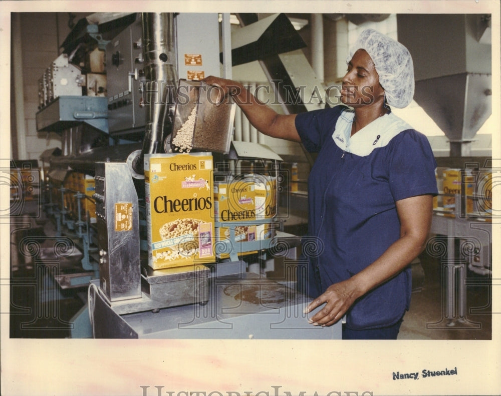 Cheerios Cereal Factory Worker Chicago - Historic Images