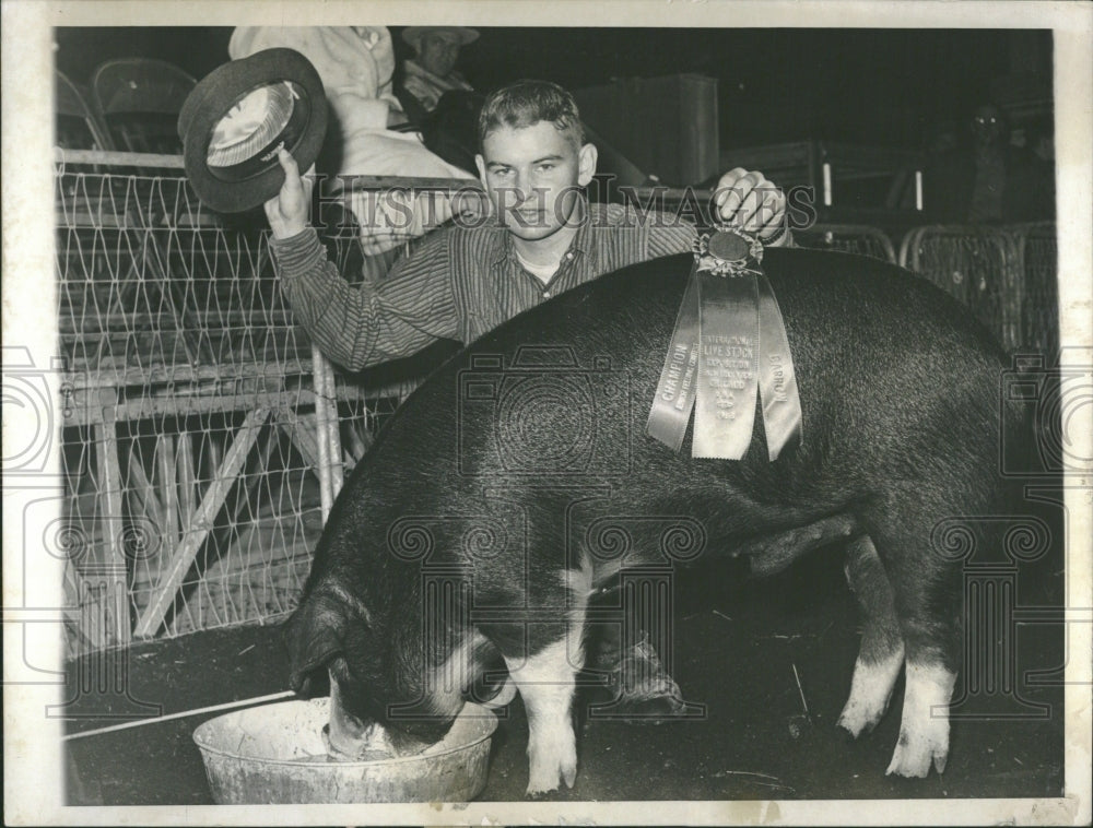 1958 Gerald Anderson Porkmaster Named Champ - Historic Images