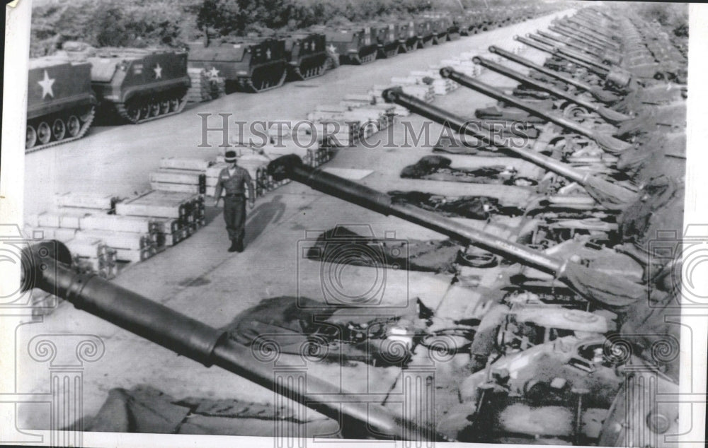 1963 US soldier Weapons Tanks Spesbach M59 - Historic Images