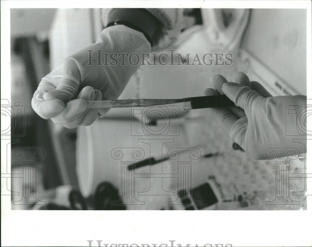 1992 Lab worker conducts tests patients - Historic Images