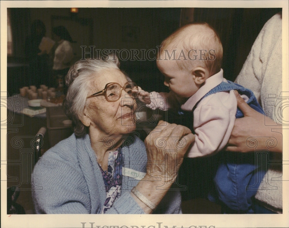 1991 James Daly Greets Gertrude Carlson - Historic Images