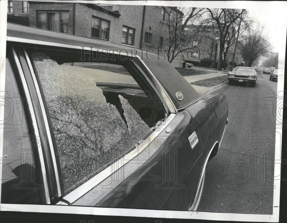 1976 Shattered vehicles North Side rifles - Historic Images