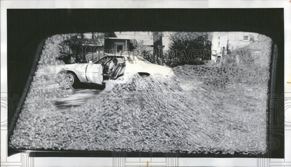 1976 Vandals smash auto windows on Yates. - Historic Images