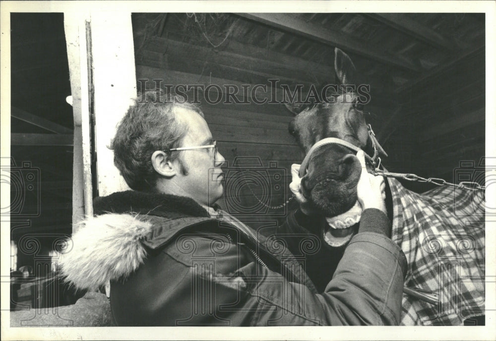 1980 Veternarian Barry Betts Checking Horse - Historic Images