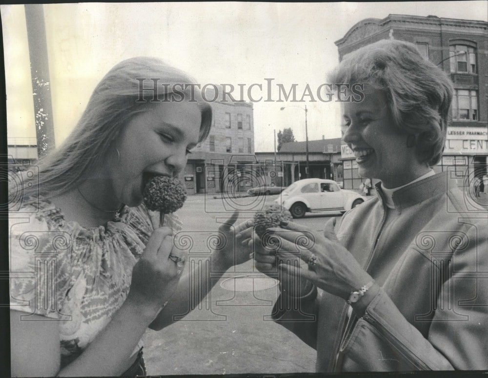 1975 Volunteers Big Sister Holmes Check - Historic Images