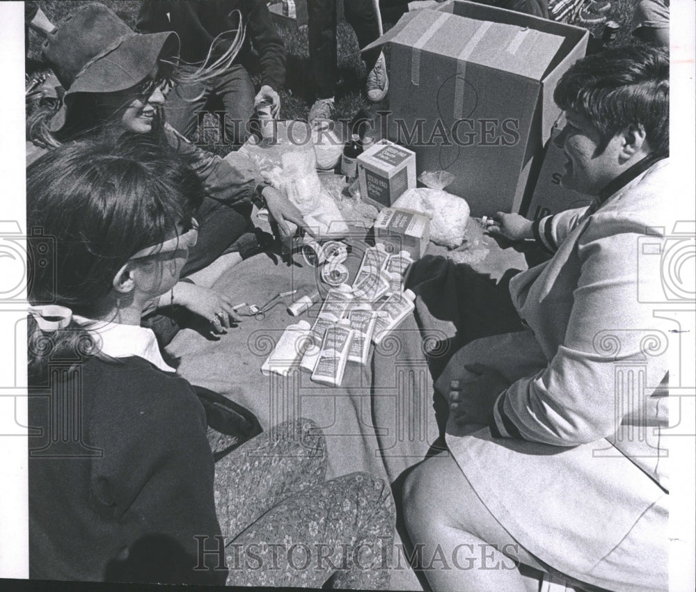 1970 HUNGER VOLUNTEER FOOT POWDER - Historic Images