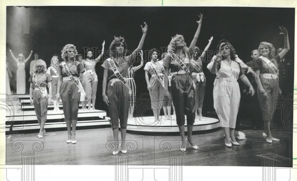 Miss Illinois Contestants Rehearse - Historic Images