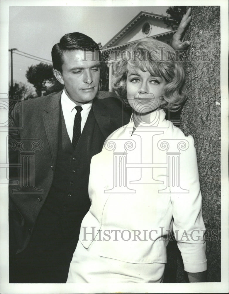 1964 Actors Ed Nelson And Dorothy Malone - Historic Images