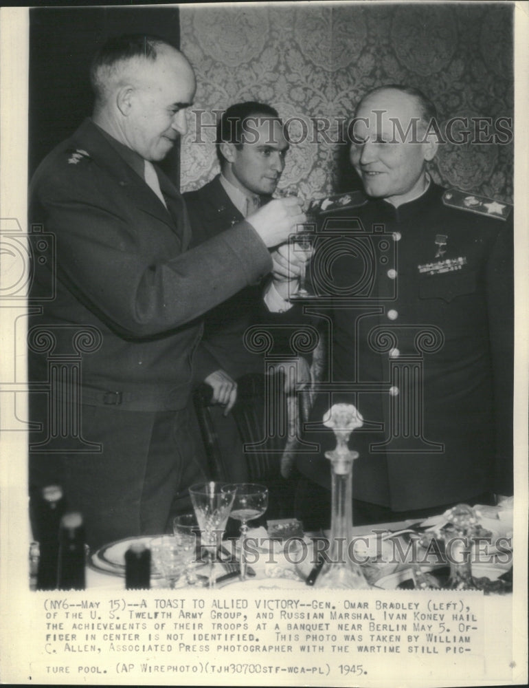 1945  Omar Bradley  Marshal Ivan Kevon Meet - Historic Images