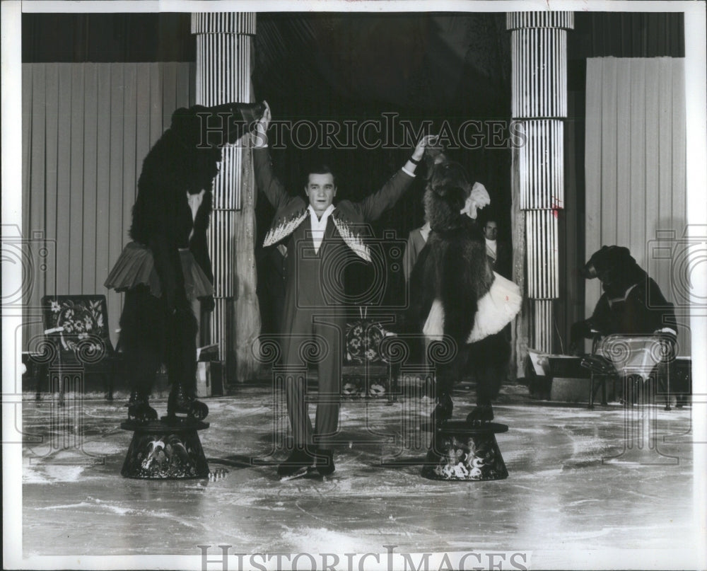 1970 Press Photo Moscow Circus On Ice Attraction Tour - Historic Images