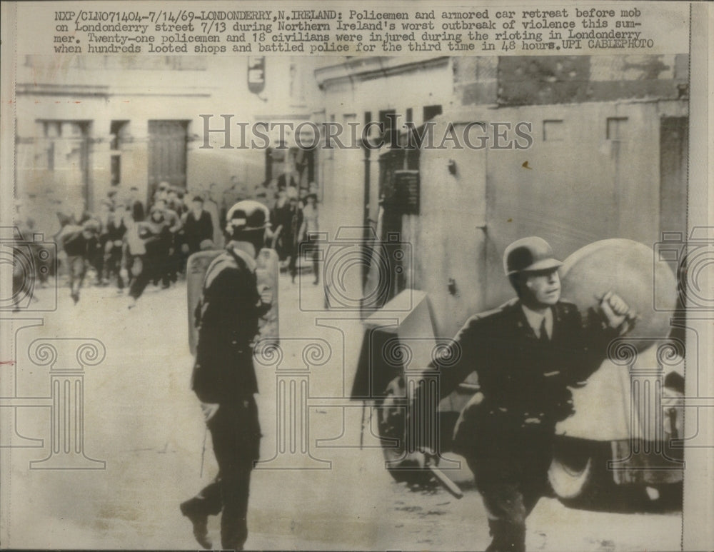 1969 Londonderry Street Policeman Armored - Historic Images