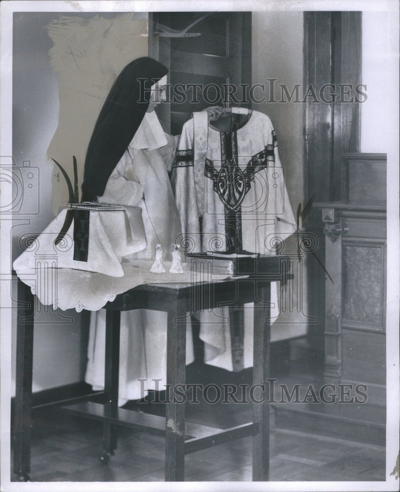 1959, Catholics Orders Dominican Nun Exhibit - RRU00759 - Historic Images