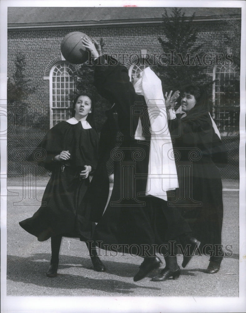 1957 Carmalite sisters at play - Historic Images