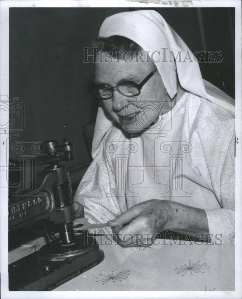 1977 Press Photo Catholic Orders Sister Cross Machine - RRU00783 - Historic Images