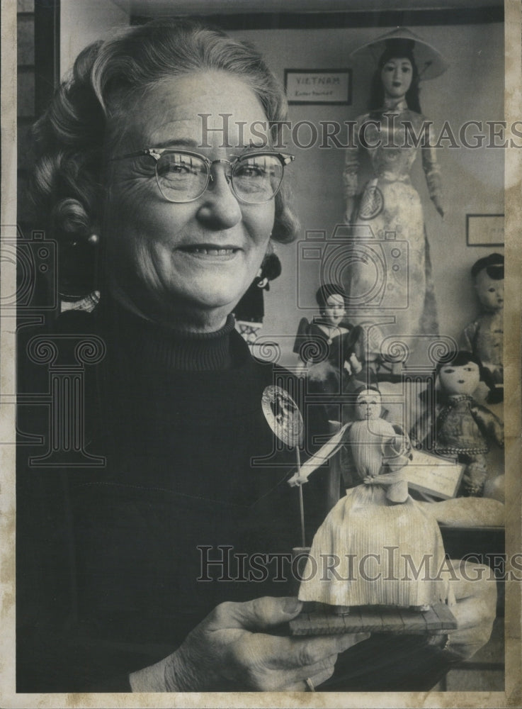 1975, Doll Collector Nellie Berg With Dolls - RRU02439 - Historic Images