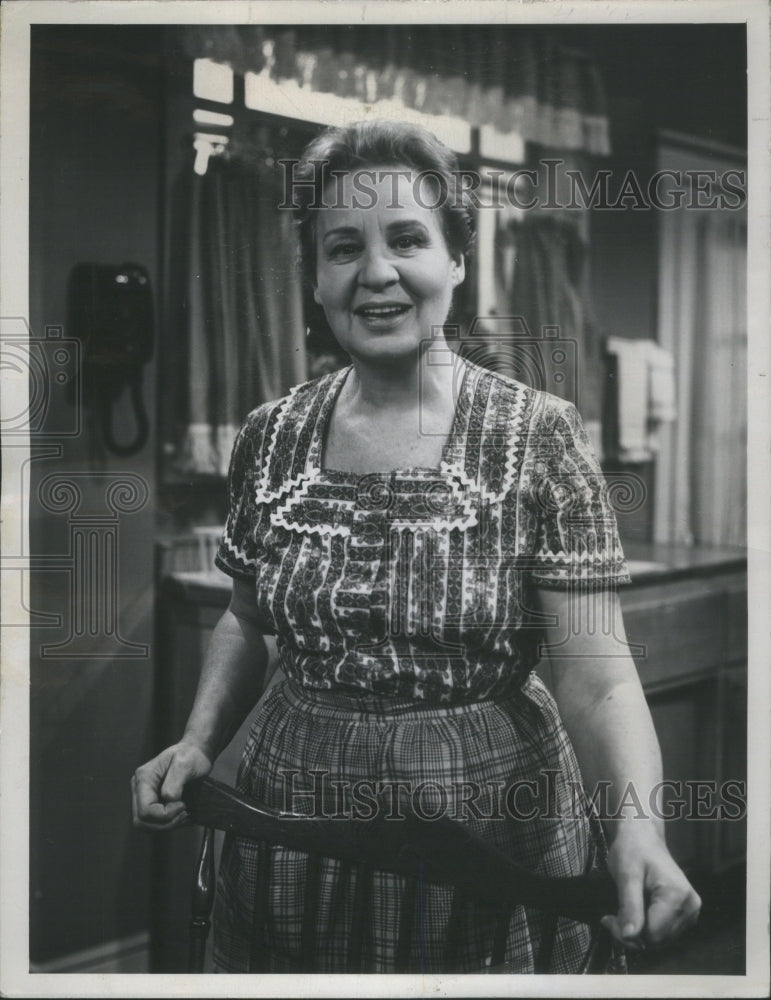 1961, Shirley Booth As Servant Welcome Home - RRU02769 - Historic Images