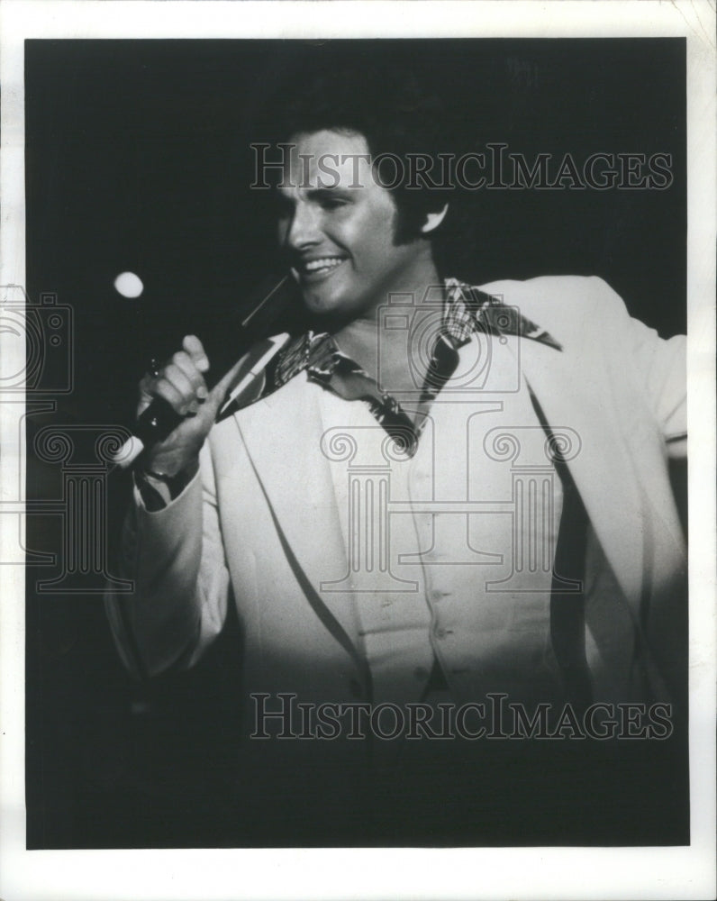 1976, Jim Bailey Singer Illusionist - RRU03011 - Historic Images