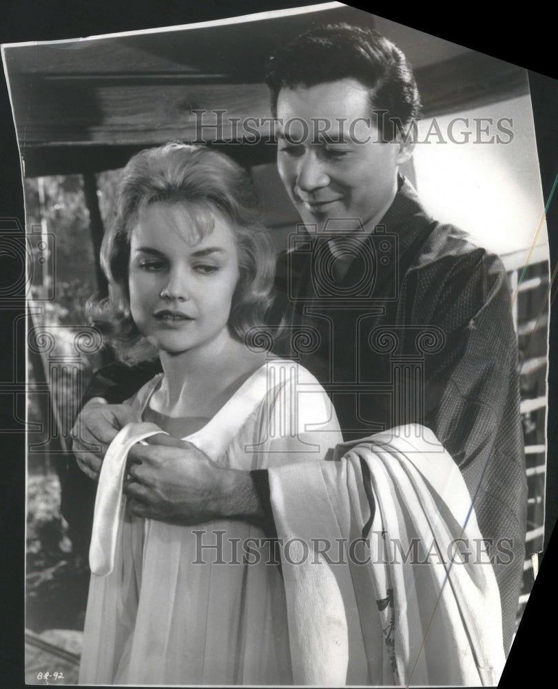 1964 Press Photo Carroll Baker/James Shigeta...lovers - Historic Images