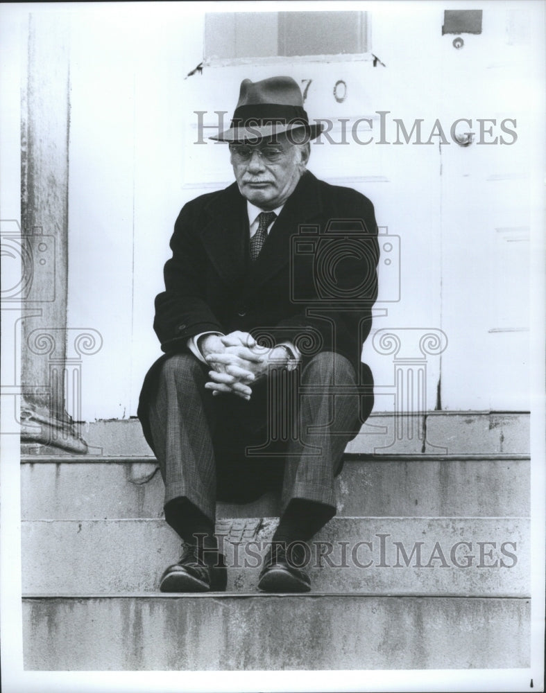 1975, Martin Balsam, sitting on stairs - RRU03603 - Historic Images