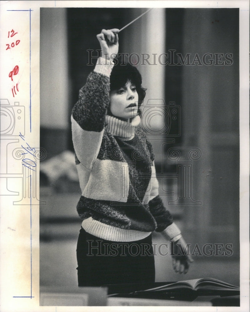 1986, Jo Ann Falletta, conductor. - RRU03795 - Historic Images