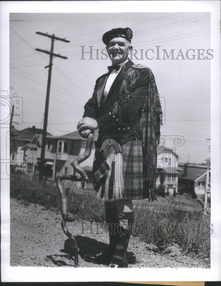 1944 Press Photo Charlie Robertson, models one of Fredr - Historic Images