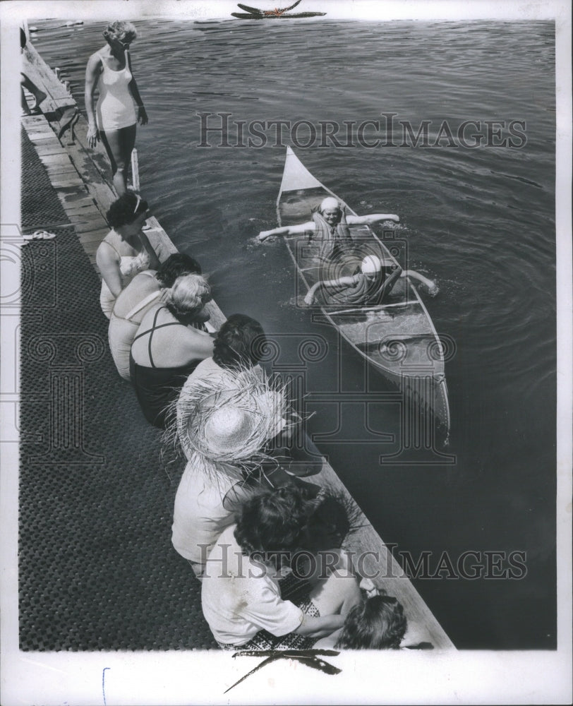 1973 Press Photo Canoe Races Bay Court Camp Children - Historic Images