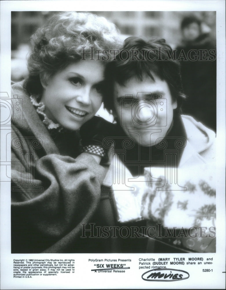 1982, Mary Tyler Moore and Dudley Moore - RRU03981 - Historic Images