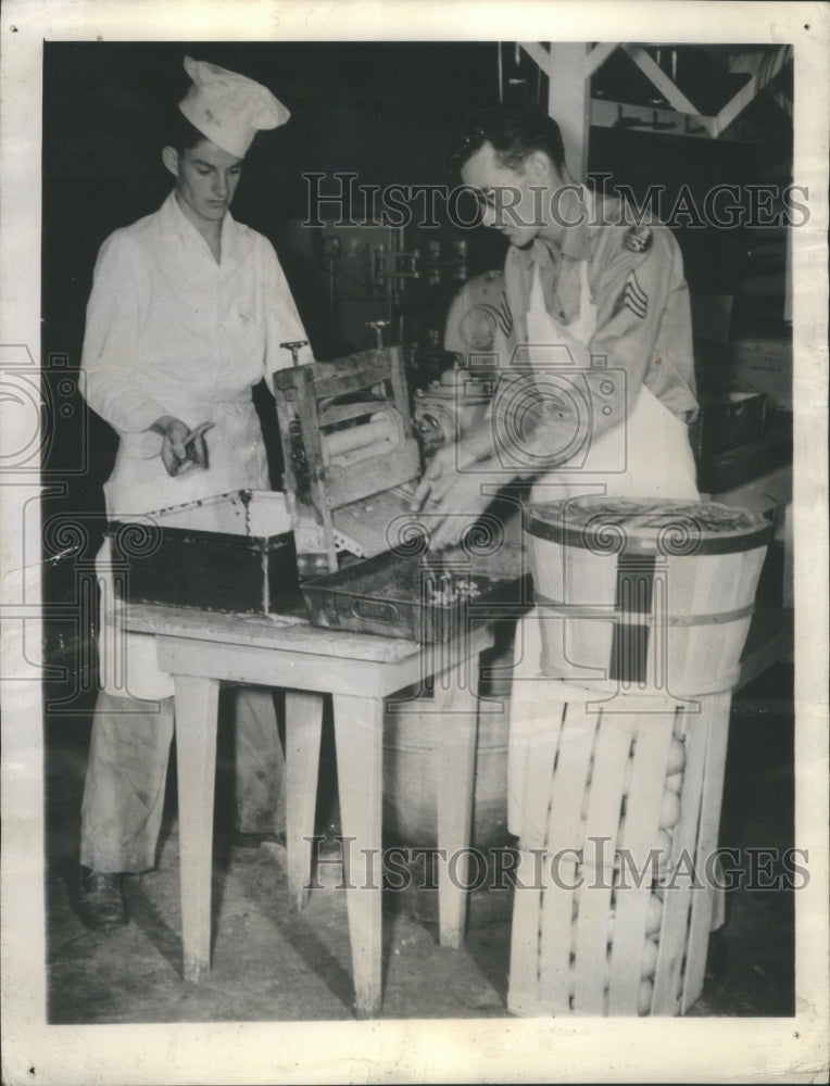 1943 Press Photo Soldiers use clothes wringer to shell - RRU04065 - Historic Images