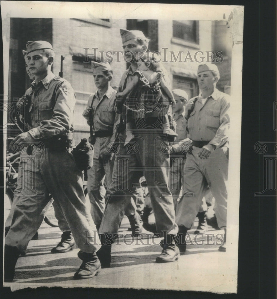 1950 Press Photo Army Sgt. G.S. Souris Holds Daughter - RRU04227 - Historic Images