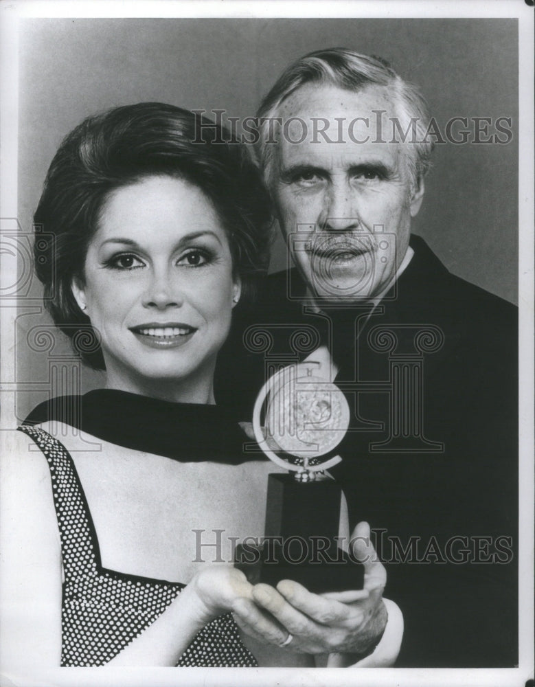 1980, Mary Tyler Moore Jason Robards Award - RRU04919 - Historic Images