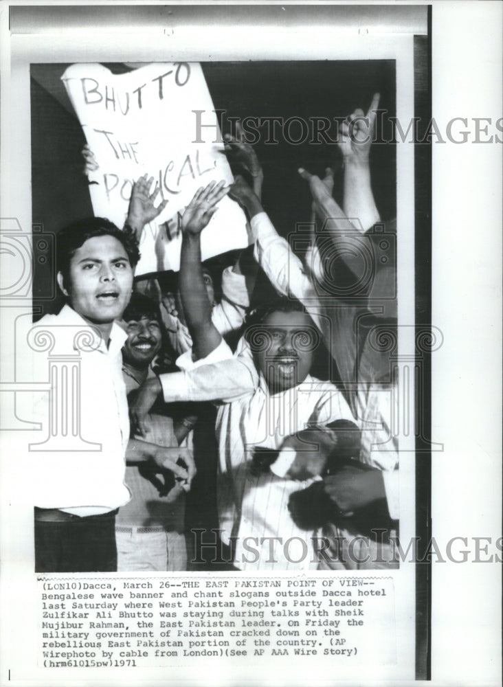 1971 Press Photo Bengalese Banner Dacca Hotel Riot - Historic Images