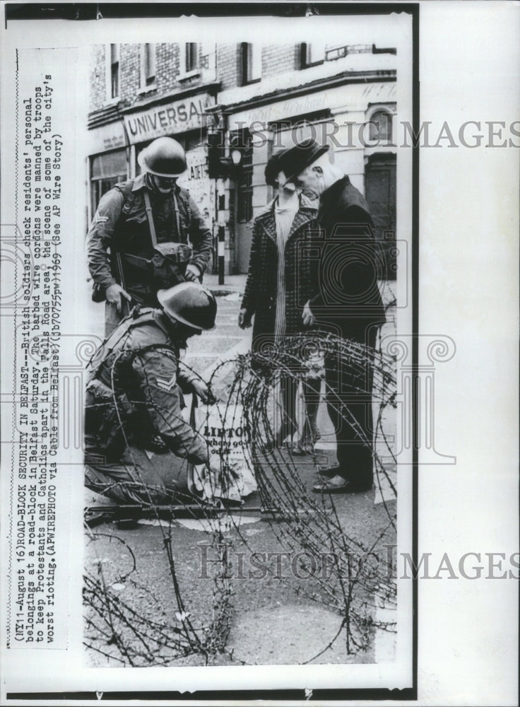 1969, Belfast Residents Police Strike - RRU04975 - Historic Images