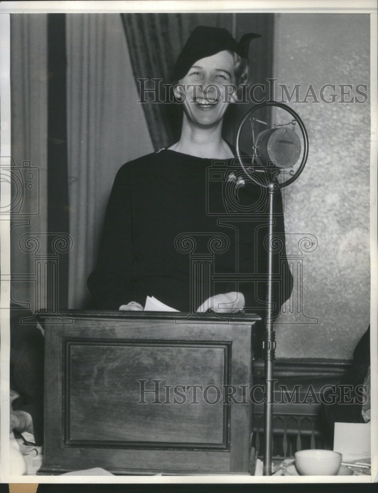 1937, Anna Boettiger Speaking Seattle - RRU05543 - Historic Images