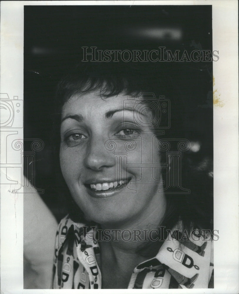 1975 Press Photo Author Sandra Dallas Closeup Smiking - Historic Images