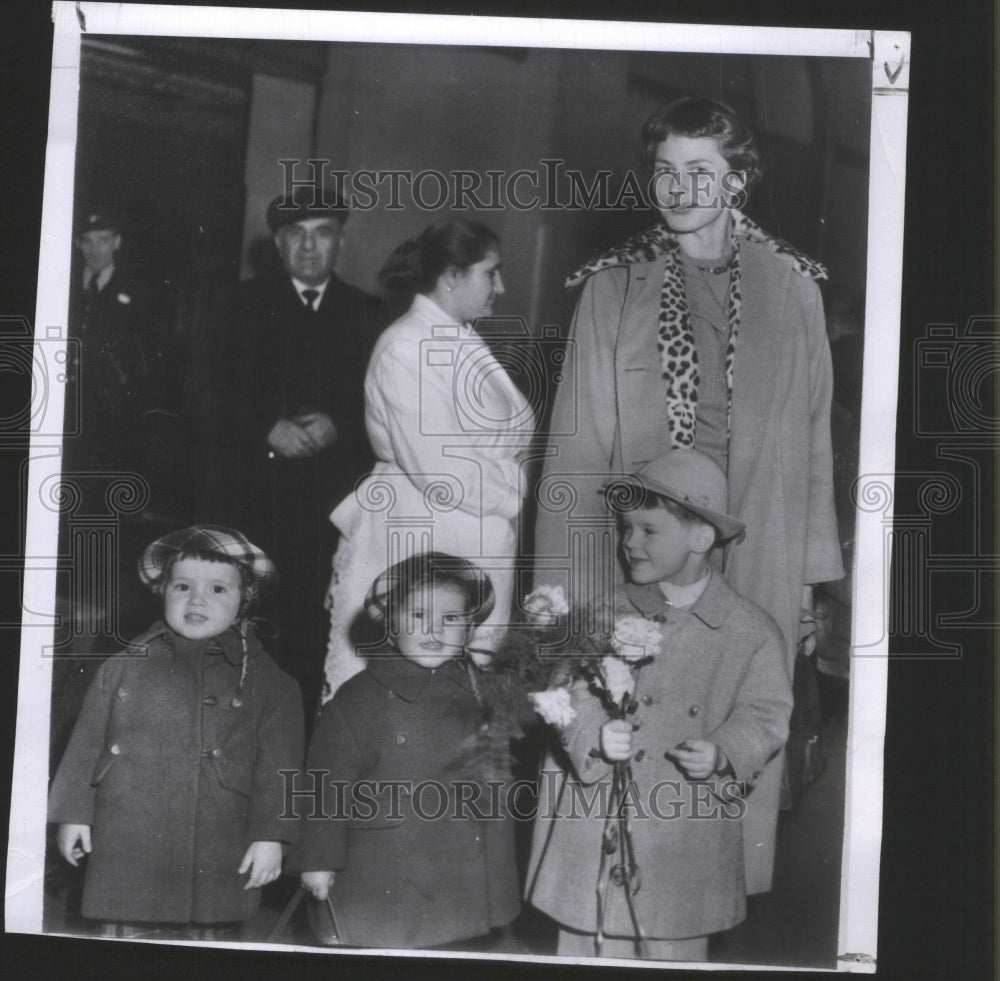 1954, Actress Ingrid Bergman London Victoria - RRU05601 - Historic Images