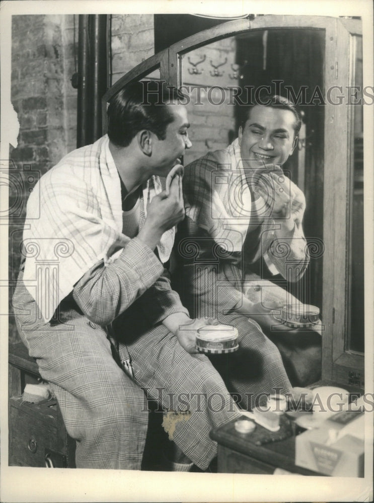 Press Photo Man Makeup Mirror Table Face Powder - RRU06383 - Historic Images