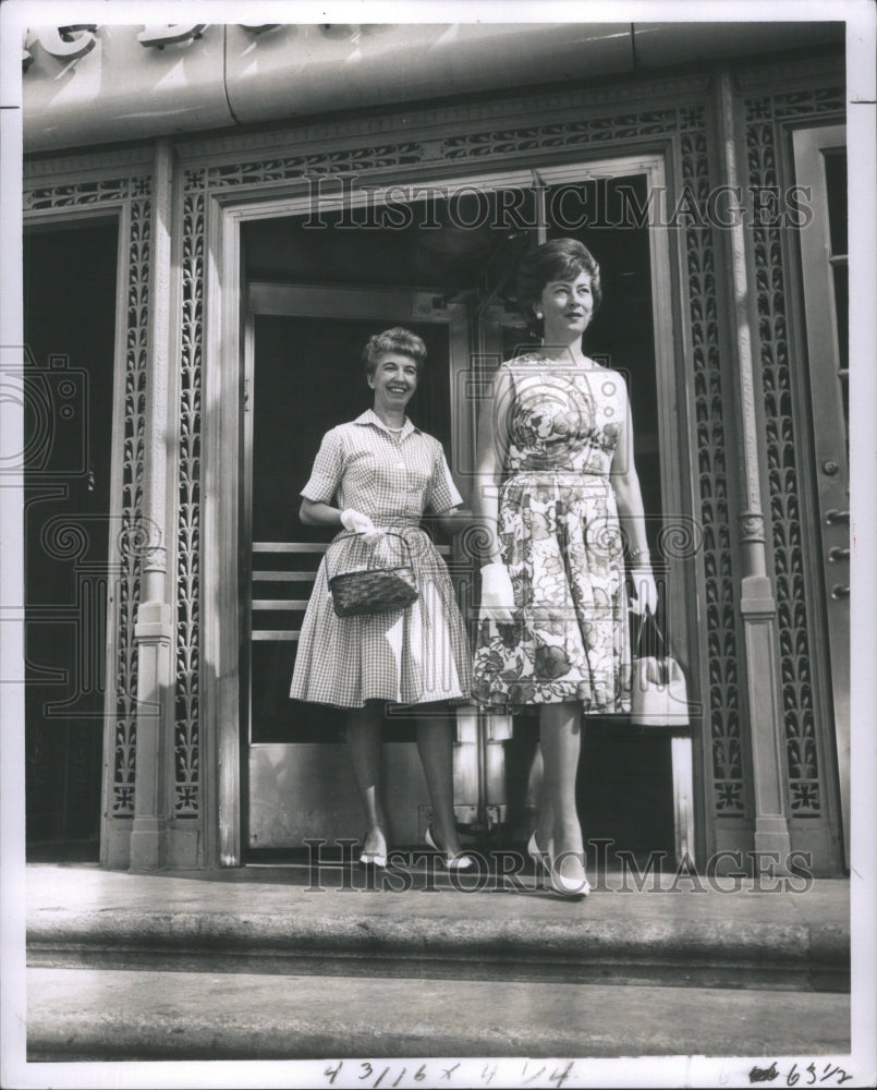 1963 Press Photo Listen Ladies Ruth D Arcy Beverly - RRU06743 - Historic Images