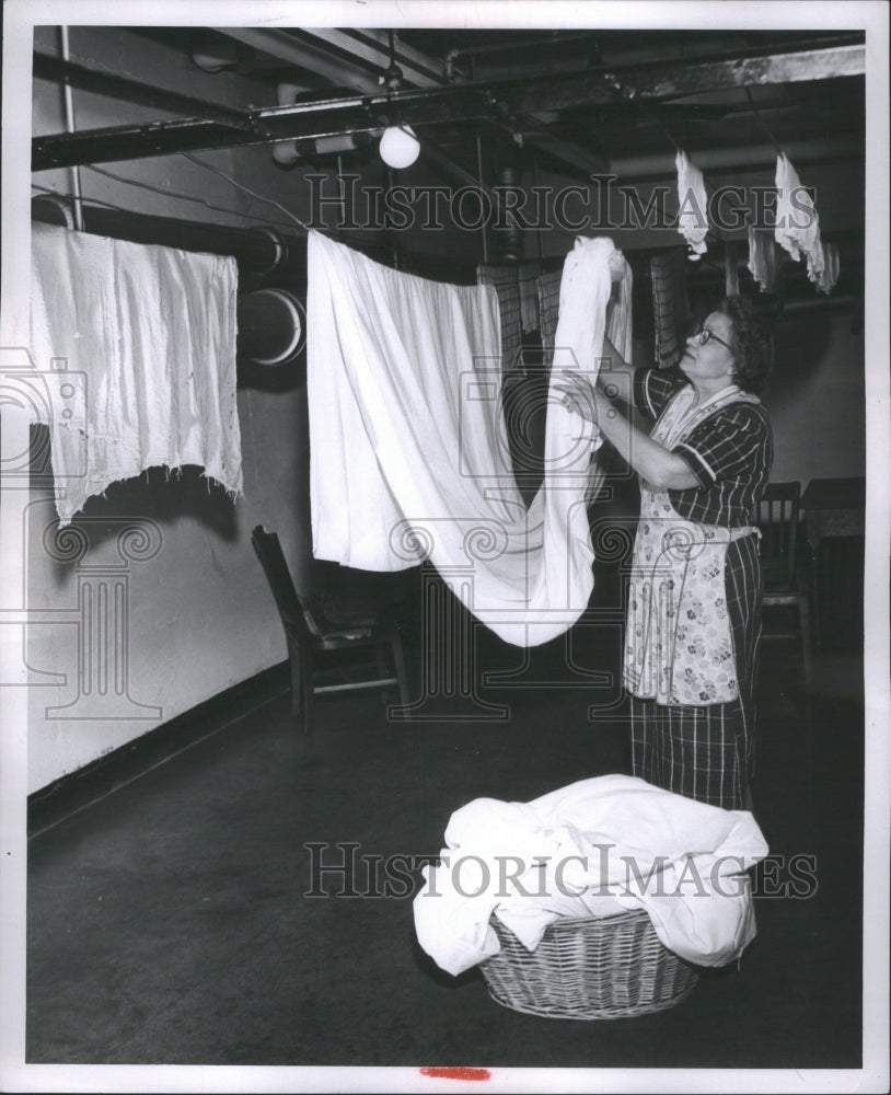 1953 Press Photo Mrs Maril Vernant Laundress Library - Historic Images