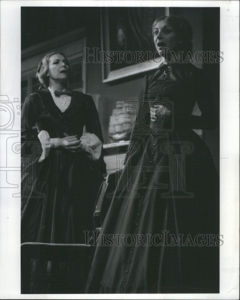 1975 Press Photo Rosemary Murphy Mourning Electra Laura - Historic Images