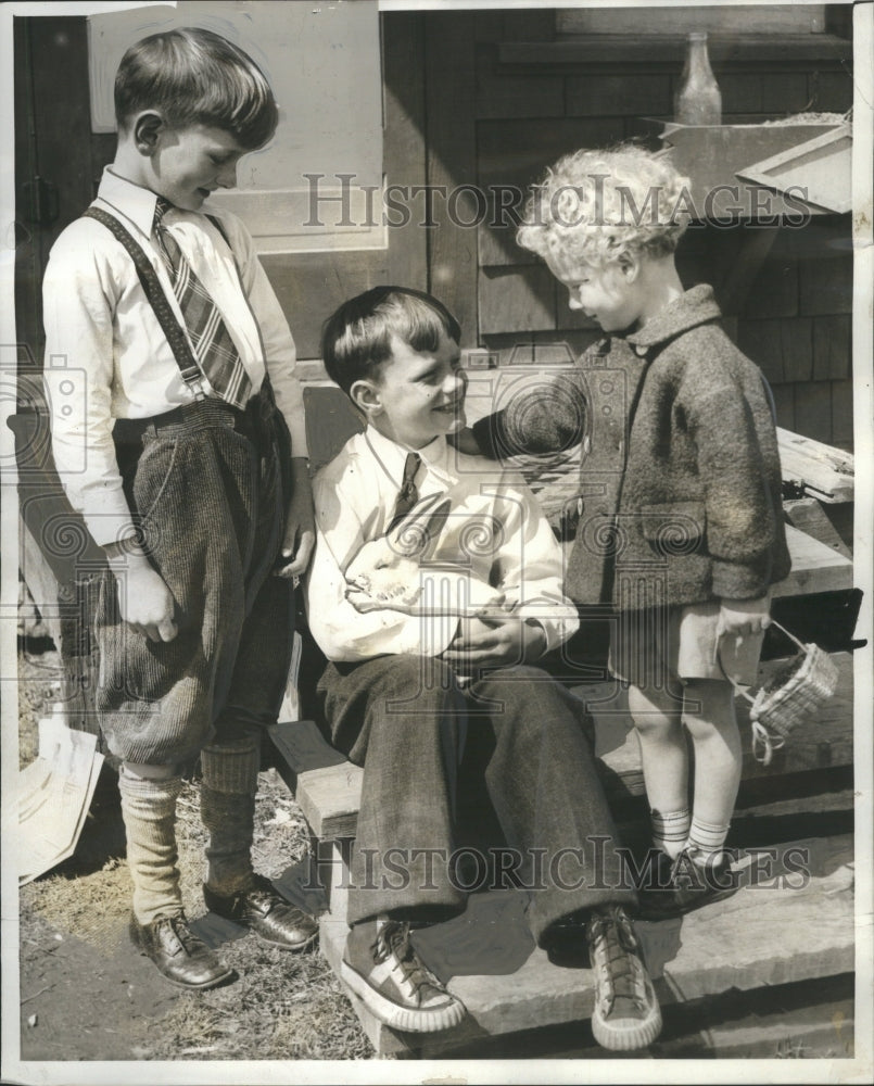 Press Photo Charles McGee Pontiac Pet Rabbit Easter Pix - Historic Images