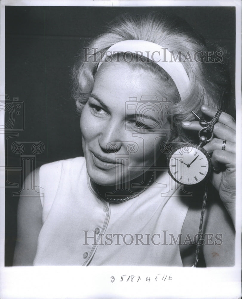 1963 Press Photo Woman Detroit Historical Museum Watch - RRU06917 - Historic Images