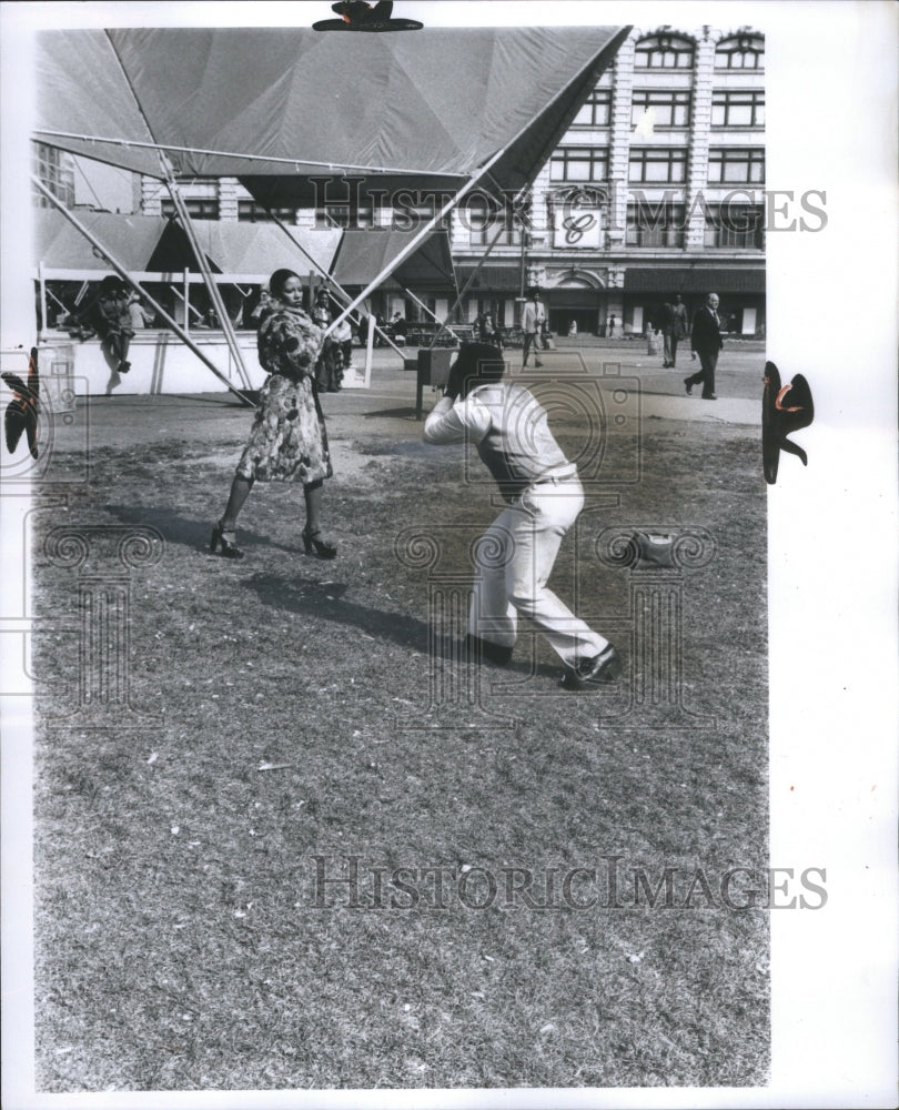 1974 Press Photo Detroit Cameraman Shooting Actress - RRU07563 - Historic Images