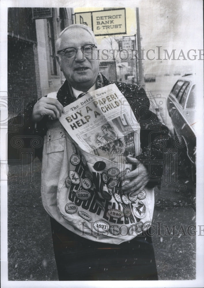 1972 Press Photo Old newsboy, Victor Bernstein - RRU07599 - Historic Images