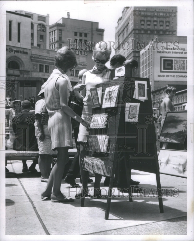 1969 Press Photo Women At Kennedy Square Art Show - RRU07659 - Historic Images