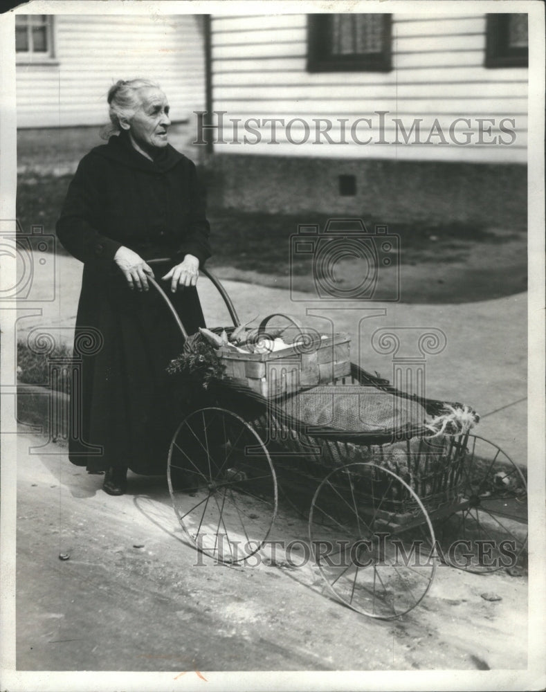 1931 Press Photo Old Woman Uses Baby Buggy For Market - RRU07675 - Historic Images