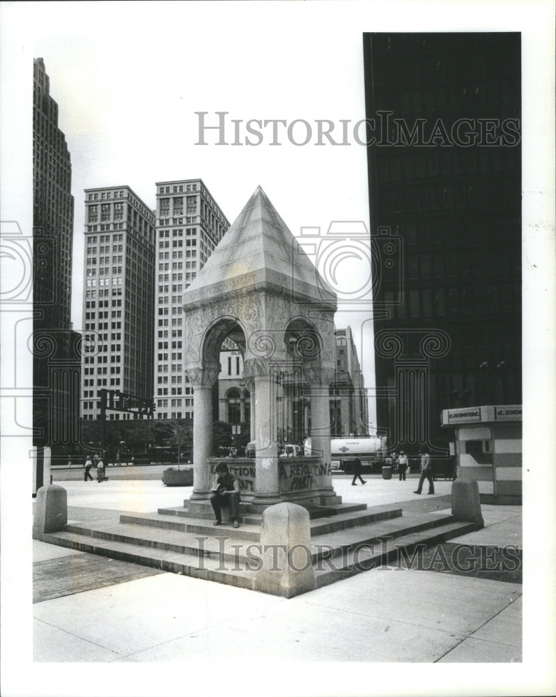 1983, Bagley Fountain Monument Detroit - RRU07685 - Historic Images